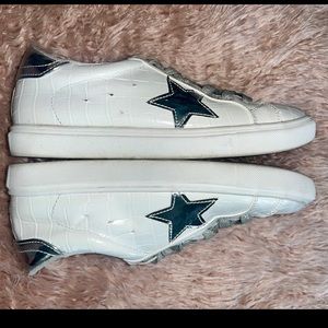 PARTY WHITE SILVER METALLIC STAR SNEAKERS SIZE WOMENS 8.5